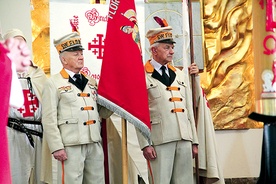 Poczet sztandarowy w parafii św. Floriana podczas uroczystości odpustowej: Norbert Niedbała (z lewej) i Stanisław Szafraniec