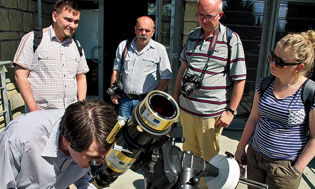 Astronom Marcin Cikała z Obserwatorium Astronomicznego im. Tadeusza Banachiewicza na Lubomirze obserwuje przez teleskop Słońce