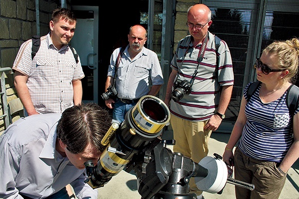 Astronom Marcin Cikała z Obserwatorium Astronomicznego im. Tadeusza Banachiewicza na Lubomirze obserwuje przez teleskop Słońce