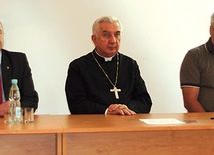 Na konferencji obecni byli między innymi (od prawej): Józef Dziki, abp Wojciech Ziemba, Wojciech Ruciński