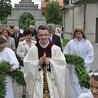 Tradycją jest, że neoprezbiter do kościoła wchodzi otoczony zielonym mirtowym wieńcem