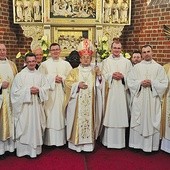 Dziś dzień święceń, a już jutro pierwsze obowiązki… Na zdjęciu neoprezbiterzy wraz z bp. Stefanem Regmuntem i seminaryjnymi wychowawcami