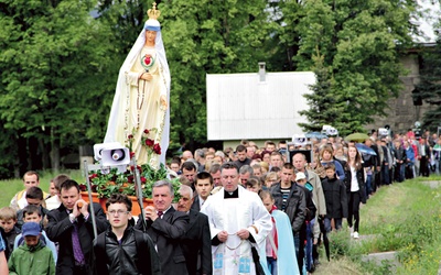 Za Maryją stawiła się niemal cała lokalna społeczność