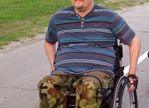  – Od 30 lat poruszam się na wózku, więc doskonale znam bolączki niepełnosprawnych – mówi Rajmund Zięba