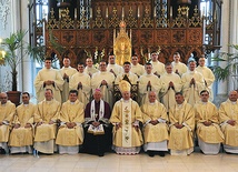  Po liturgii 14 nowych księży stanęło do wspólnej fotografii razem z biskupami i zarządem Wyższego Seminarium Duchownego