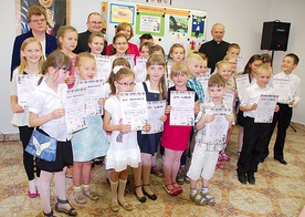 Z laureatami konkursu (od prawej): ks. Stanisław Łabendowicz, Ewa Majcher,  ks. Stanisław Piekielnik  i s. Maria Lużyńska