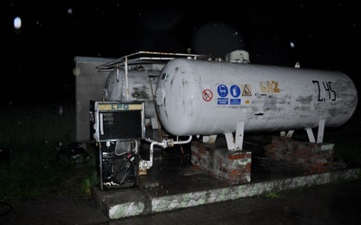 Zniszczony dystrybutor na stacji LPG w Chudolipiu