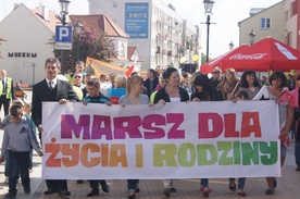 Główny transparent marszu niosła dwunastoosobowa rodzina ze Stowarzyszenia Rodzin "Serce Matki"
