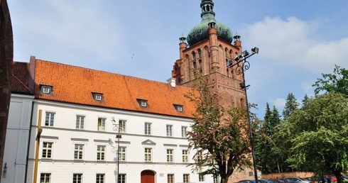 Opactwo pobenedyktyńskie na Tumskim Wzgórzu jest siedzibą Muzeum Diecezjalnego i Kurii Diecezjalnej Płockiej