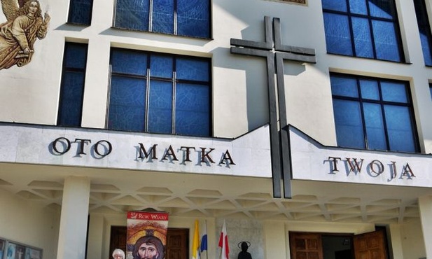 Pismo Święte czytano na stopniach kościoła Matki Bożej Ostrobramskiej