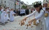 W centralnej procesji Bożego Ciała w Warszawie co roku bierze udział kilka tysięcy wiernych