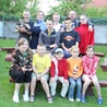 Barbara i Andrzej z dziesięciorgiem dzieci w przydomowym ogrodzie