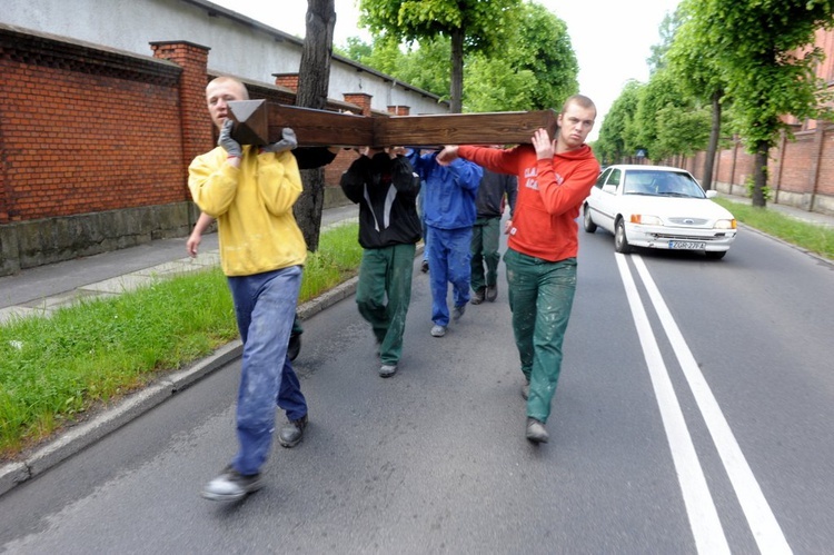 Nowy krzyż w parku