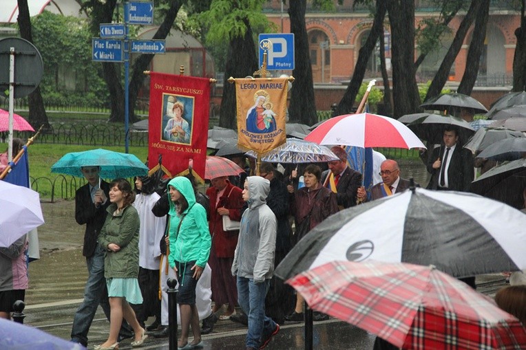 Procesja w strugach deszczu