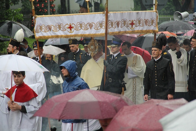 Procesja w strugach deszczu