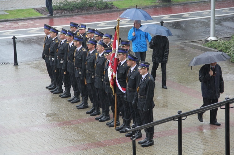 Procesja w strugach deszczu