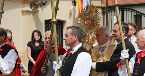 Po Mszy świętej odbyła się uroczysta procesja z Najświętszym Sakramentem do czterech ołtarzy