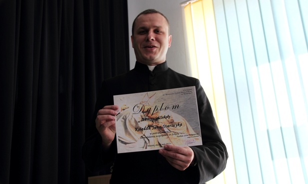 W imieniu ks. Jana Starszyka, wieloletniego proboszcza parafii w Wiskitkach, dyplom dla "Przyjaciela Szkoły" odebrał ks. Piotr Rudnicki