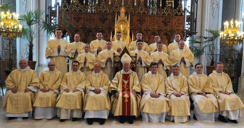 Po zakończonej liturgii diakoni stanęli do pamiątkowej fotografii z bp. Adamem Odzimkiem oraz członkami zarządu Wyższego Seminarium Duchownego 