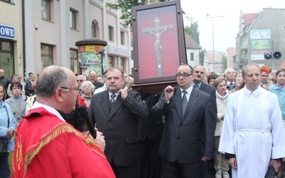 Krzyż na ulicach i za kratami (wideo)