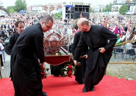 Relikwie św. Andrzeja Boboli wniesiono na ołtarz przy świątyni Opatrzności Bożej
