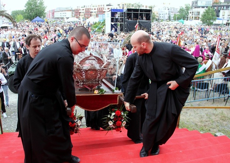 Relikwie św. Andrzeja Boboli wniesiono na ołtarz przy świątyni Opatrzności Bożej