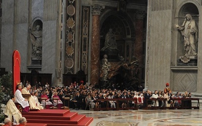 Papież przewodniczył Adoracji Eucharystycznej 