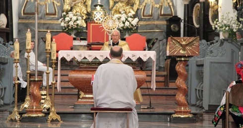 Adoracji w bazylice katedralnej w Łowiczu przewodniczył bp Andrzej F. Dziuba