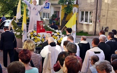 Modlitwa przed relikwiami bł. Jana Pawła II na płońskim rynku