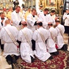 Gest nałożenia rąk na głowy neoprezbiterów wykonali wszyscy księża zgromadzeni w katedrze