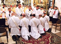 Gest nałożenia rąk na głowy neoprezbiterów wykonali wszyscy księża zgromadzeni w katedrze