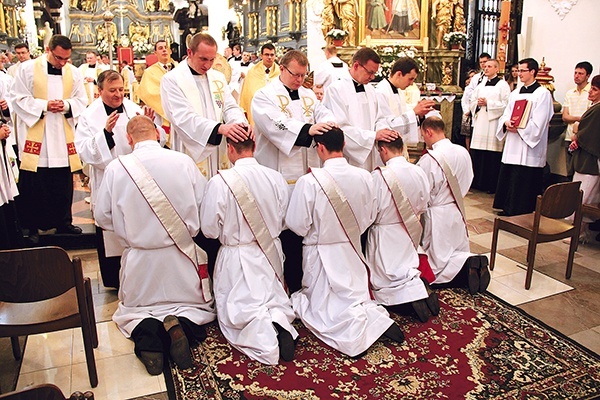 Gest nałożenia rąk na głowy neoprezbiterów wykonali wszyscy księża zgromadzeni w katedrze