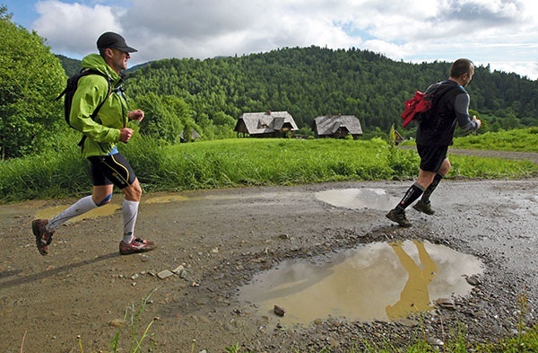 Zasada jest prosta: biegniemy w dwuosobowej drużynie. Czasem trzeba poczekać na słabszego partnera – doskonała lekcja solidarności
