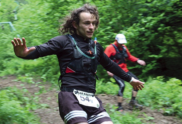 Bieg po błocie – wbrew pozorom większość zachowuje równowagę 