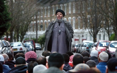 Muzułmański radykalny imam Abu Hamza wygłasza kazanie  na skrzyżowaniu ulic  przed meczetem  przy Finsbury Park w Londynie