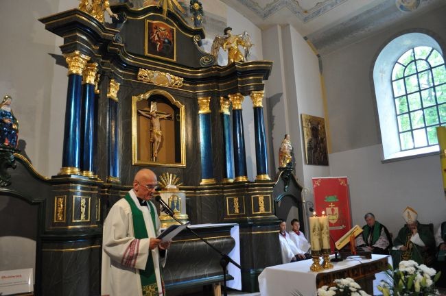 ks. proboszcz Andrzej Świderski mówił o pracach konserwatorskich przeprowadzonych w zabytkowym kościele w Bożewie