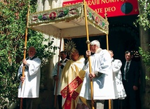 O wezwaniu parafii przypomina płaskorzeźba nad  wejściem do kościoła  