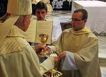 Abp Henryk Hoser symbolicznie przekazał na ręce nowych kapłanów wino w kielichu i chleb przygotowany do Mszy św.