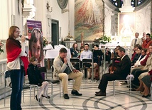 Podczas spotkania w niepokalańskiej bazylice Joanna wraz z mężem zachęcała do wytrwałej modlitwy. Razem z nimi była też 8-letnia Gloria Maria