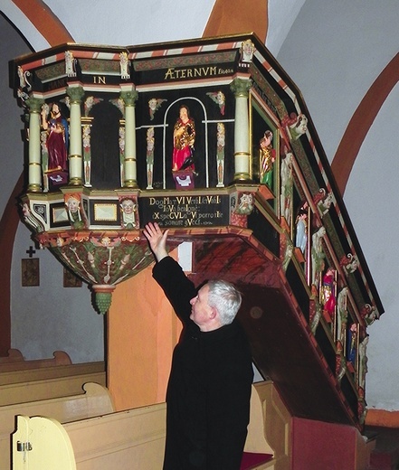  Ks. Henryk Romanik pokazuje, że płaskorzeźba św. Łukasza powinna wrócić na ambonę w osieckiej świątyni