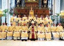  Po liturgii święceń diakoni stanęli do pamiątkowej fotografii z bp. Adamem Odzimkiem oraz członkami zarządu Wyższego Seminarium Duchownego