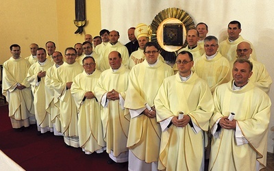  Po uroczystej liturgii księża rocznika święceń 1988 stanęli do pamiątkowej fotografii z biskupami: Henrykiem Tomasikiem i Adamem Odzimkiem 