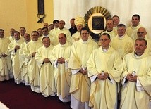  Po uroczystej liturgii księża rocznika święceń 1988 stanęli do pamiątkowej fotografii z biskupami: Henrykiem Tomasikiem i Adamem Odzimkiem 