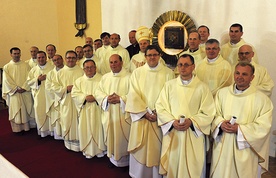  Po uroczystej liturgii księża rocznika święceń 1988 stanęli do pamiątkowej fotografii z biskupami: Henrykiem Tomasikiem i Adamem Odzimkiem 