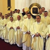  Po uroczystej liturgii księża rocznika święceń 1988 stanęli do pamiątkowej fotografii z biskupami: Henrykiem Tomasikiem i Adamem Odzimkiem 