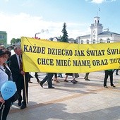  Członkowie wspólnoty Domowego Kościoła z transparentem w obronie rodziny na placu Jana Pawła II w Ciechanowie