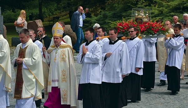  Procesja z relikwiami bł. Czesława