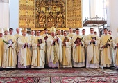  Nowo wyświęceni kapłani  wraz z pasterzem archidiecezji