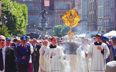 Długi Targ wypełnił się wiernymi idącymi w procesji. W tle fontanna Neptuna, jeden z symboli Gdańska