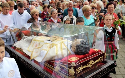 Płocczanie tłumnie przywitali niezwykły relikwiarz św. Jana Bosko